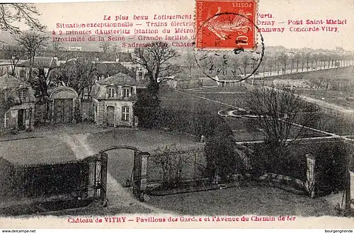 Vue de la cour intérieure et des jardins à la française depuis le toit du château. Au fond, la route partant vers la droite est l'actuelle "avenue Paul-Vaillant-Couturier" (anciennement "chemin du Port-à-l'Anglais" puis "avenue du Chemin-de-Fer").