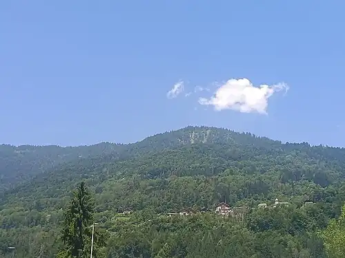Vue depuis la route de Taninges de la montagne surplombant le centre de Verchaix