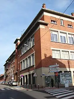 Vue du lycée à l'angle de la rue de la Liberté et de la rue Claude Burgod.