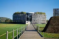 Vue depuis la passerelle reliant le musée aux reconstitutions au MuséoParc Alésia