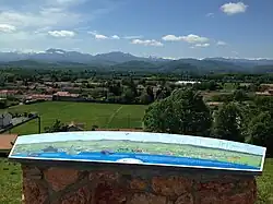 Vue sur la chaîne des Pyrénées depuis la table d'orientation.