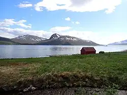 Vue du Gunnarfjellet et du Stortinden de l'autre coté du Langsundet