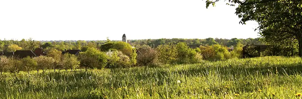 Vue du village de Broye depuis les vergers.