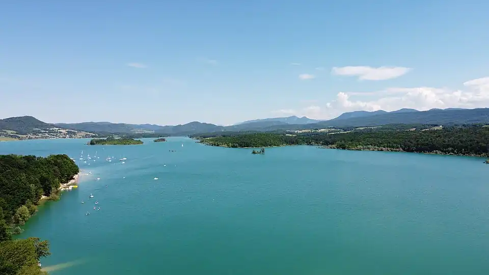 juste avant l'été le lac est au niveau de hauteur maximal