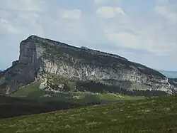 Barres rocheuses dominant des pâturages verts