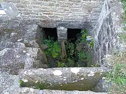 Vue du dessus du conduit droit du bief menant au Moulin de Kerguerhent en période d'étiage.