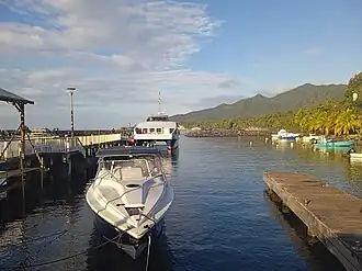Vue du morne Pérelle et du morne Bel-Air depuis le port de Trois-Rivières.
