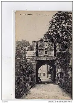 Pont-levis et corps des logis du château de Lallaing
