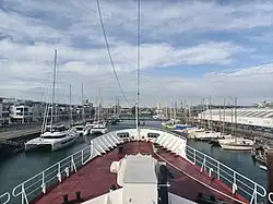 Vue du port depuis le pont d'une frégate du musée.