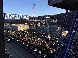 Vue du terminal coils de Renory et d'un hall de stockage.