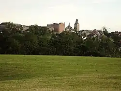 La collégiale et le toit de l'école primaire de la Providence après le passage de la tempête.