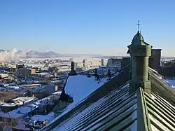 Vue sur la basse-ville du toit de l'église