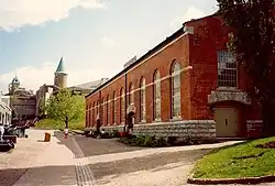 Vue générale de la façade en brique, à l'intérieur du parc de l’Artillerie.