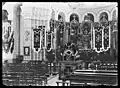 Vue intérieure de l'église de Val-d'Izé avec catafalque et décorations mortuaires, entre 1920 et 1954