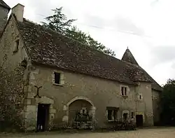 Le bâtiment côté sud et le puits.