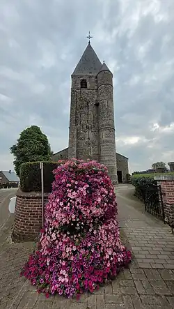 Une vue latérale de l'église Saint-Laurent.