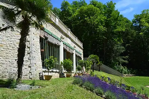 Vue latérale de l'orangerie.