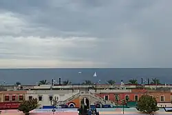 Vue depuis le balcon avec le cours Saleya au premier plan.