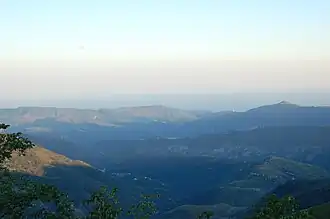 Vue depuis « La Cabanette », au-dessus du village, vers Peïra-Cava.