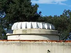 Gros plan de l'embase antenne de PB7, jonction du périscope/bâtiment. La partie rouillée est le rail circulaire, pour la rotation du carrousel de l'antenne.