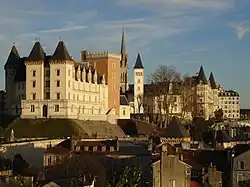Vue générale sur la Ville-Haute de Pau, avec au premier plan le château de Pau, puis le boulevard des Pyrénées.