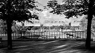 Une vue depuis le sud sur le jardin, le bassin et les façades de la rue Rivoli.