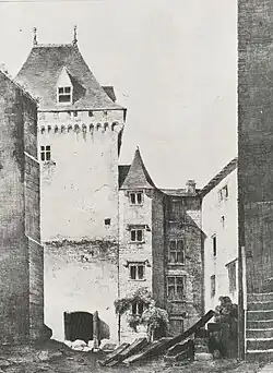 Dessin en noir et blanc d'une cour d'un château.