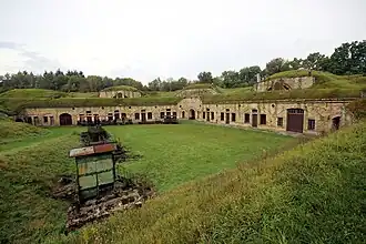 Vue sur la totalité des casernements depuis la rampe d'accès aux pièces d'artillerie du fort de Bois-l'Abbé.