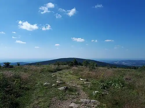 Vue sur le puy Snidre (1&nbsp;232&nbsp;mètres d'altitude) depuis le puy de Montoncel.