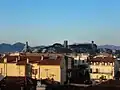 Vue sur le Suquet depuis le centre-ville : sur la gauche, la coupole de l'immeuble situé à l'angle de la rue d'Antibes et de la rue Jean-de-Riouffe.