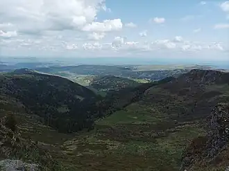 Vue sur les rochers de Chamalière à droite.