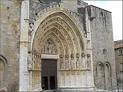 Vue sur le portail et le tympan de la Cathédrale.