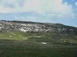 Chaos rocheux au dessus de pâturages