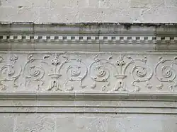 Vue sur les motifs de la frise extérieure