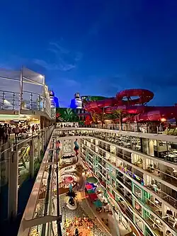 Vu de l'intérieur du bateau où se situe le Surfside