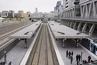 Les voies A et B vues depuis la passerelle.