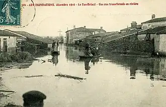 Carte postale datant de 1910, représentant la rue des Chardonnets transformée en rivière lors de la crue de décembre 1910 où l'on voit des personnes se déplaçant en barque