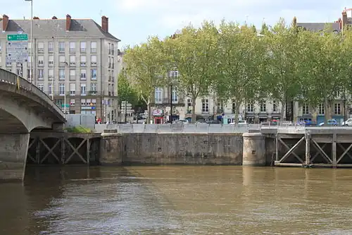 Restes des 2 Piles d'appuis sur le quai de la rive droite.
