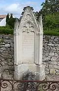 Une tombe de 1874, dans le cimetière.