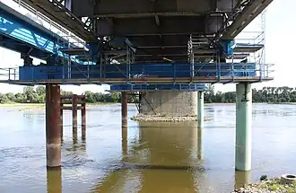 Piles et supports de la voie latérale.