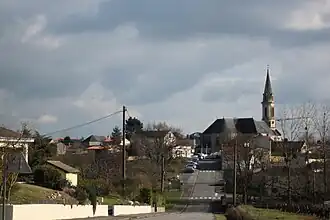 Photo datant de 2013 représentant la rue des Moulins présentant le même cadrage qu'en 1910