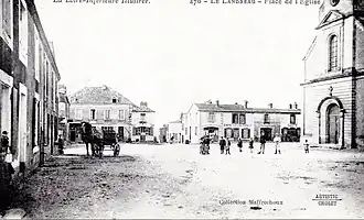 Carte postale datant des années 1910 représentant l'église et la place André Ripoche