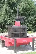 Pressoir à cage à vis centrale (modèle à aide de serrage mécanique), la Chapelle-Saint-Florent.