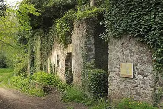 Façades en ruine du village.