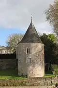 La tour médiévale sud, avec la chapelle.