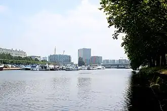 Le plan d'eau du "Port de l'Erdre", vue vers le Sud. Quai Malakoff à gauche, avec le pont de Tbilissi, le barrage et l'écluse à droite sous le portique.