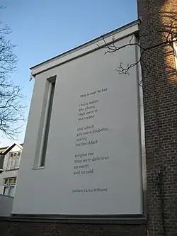 pan de mur blanc sur lequel est écrit le court poème