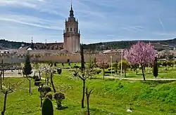 Le clocher de la cathédrale dominant les remparts de la ville.