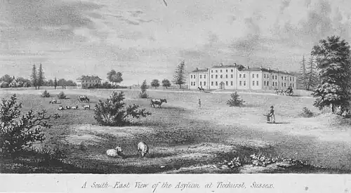 Gravure avec au premier plan un paturage et quelques animaux, et en arrière-plan un bâtiment sur trois étages dans un environnement champêtre.