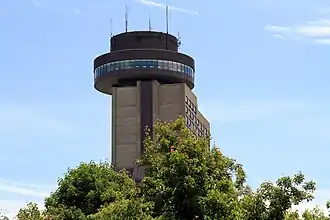 Restaurant rotatif au sommet.